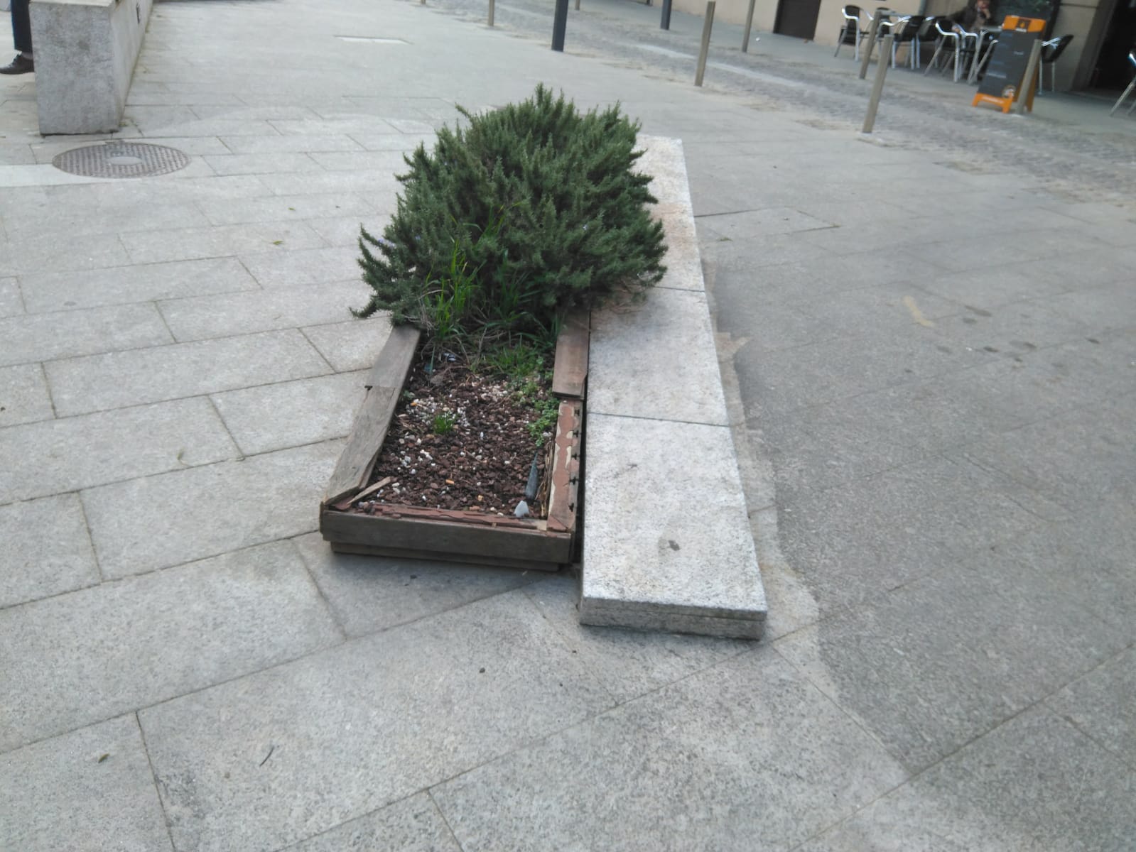 Primera propuesta: Plaza doutor Goyabes. Anexionado  al elemento de piedra, suplantando una parte de la jardinera