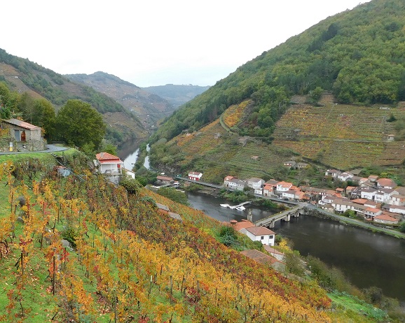 2º Premio: Belesar, espejo del Camino de Invierno por la Ribeira Sacra (Río Miño) de Germán López Quirogaa