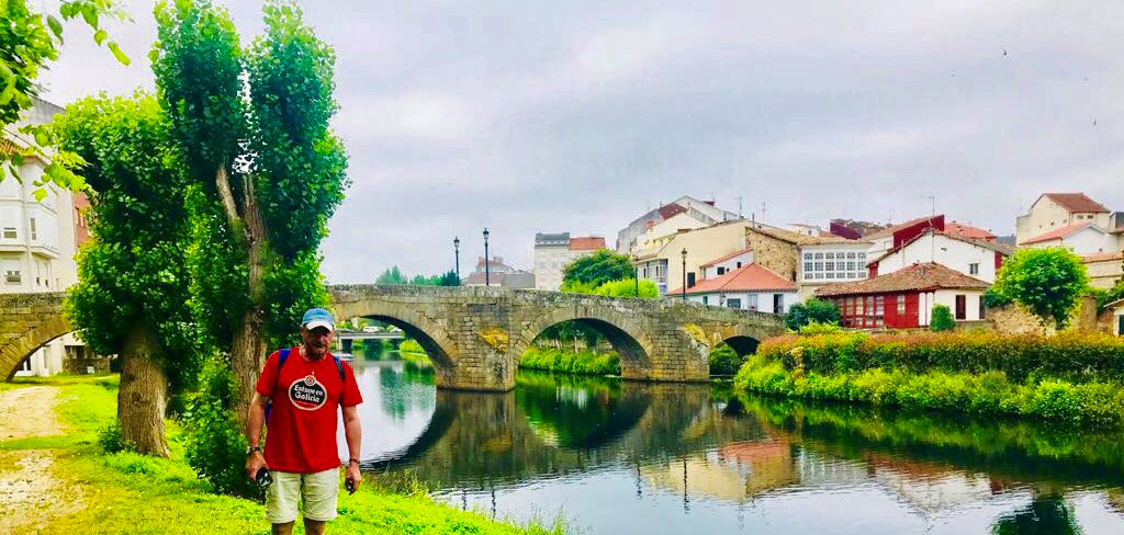 Carlos Herrera ante el puente medieval de Monforte de Lemos