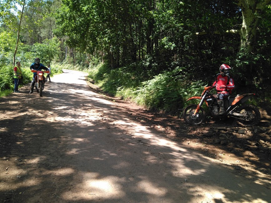 La paz del camino se vió interrumpida por los que practicaban motocross