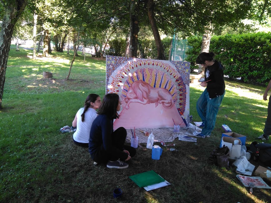 Haciendo un mural las Amigas del Parque do Pasatempo