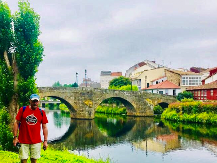 Carlos Herrera ante el puente medieval de Monforte de Lemos