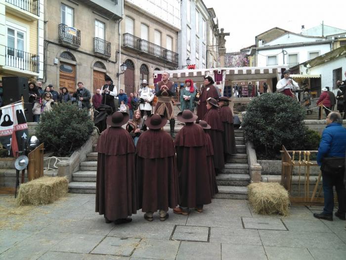 Miembros de la Asocación del Camino de Invierno por Ribeira Sacra participan en la representación teatralizada de la historia de Monforte enla inauguración de la Feria Medieval